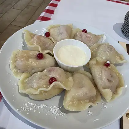 Pierogi ze śmietaną na talerzu