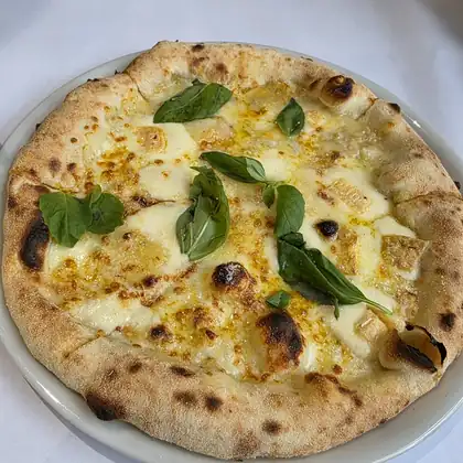 Pizza z bazylią i serem z pieca