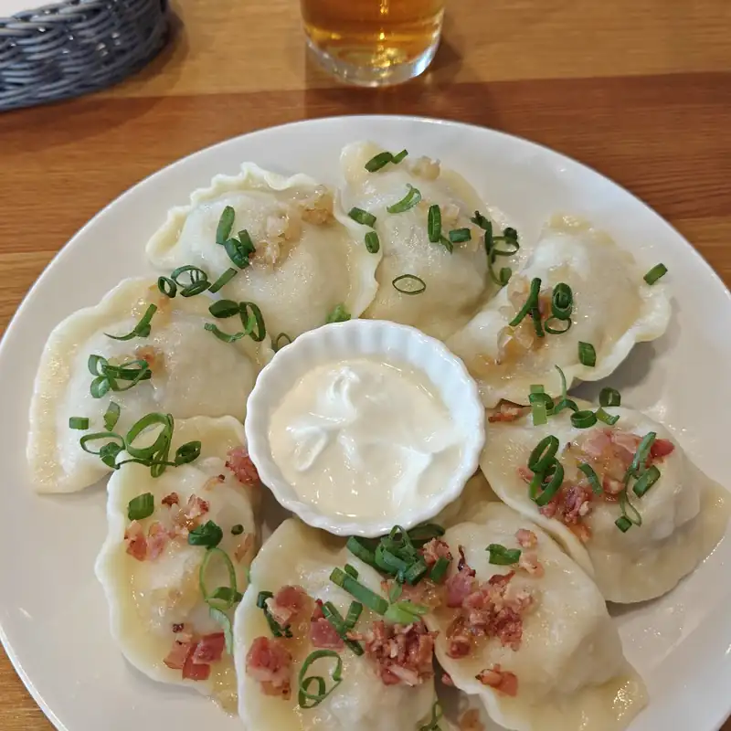 Pierogi ze śmietaną i kufel piwa